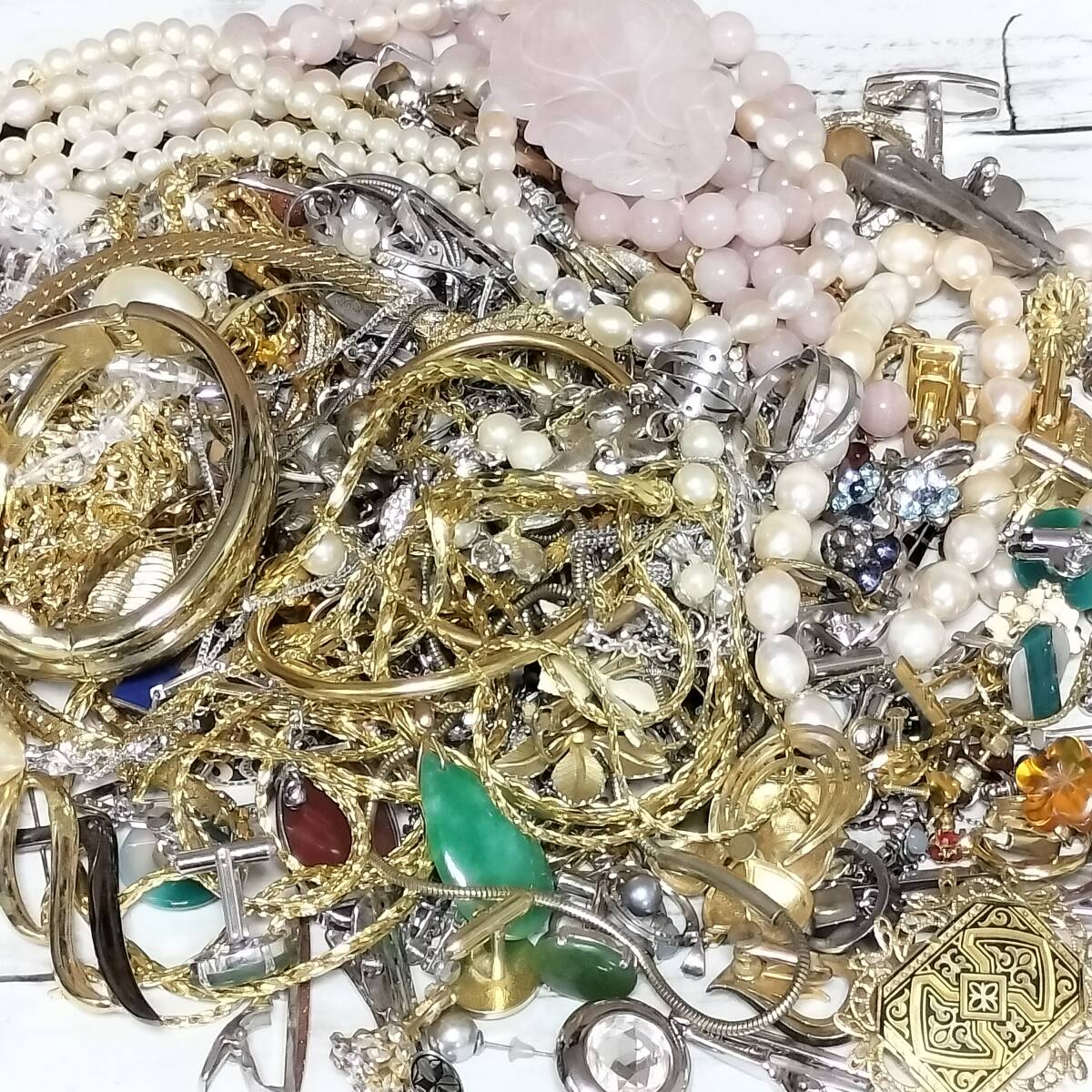 【1.8kg超】アクセサリー 大量 まとめ パール ネックレス ローズクォーツ 翡翠風 カフス 金色 チェーン バングル 指輪 1円スタート B49
