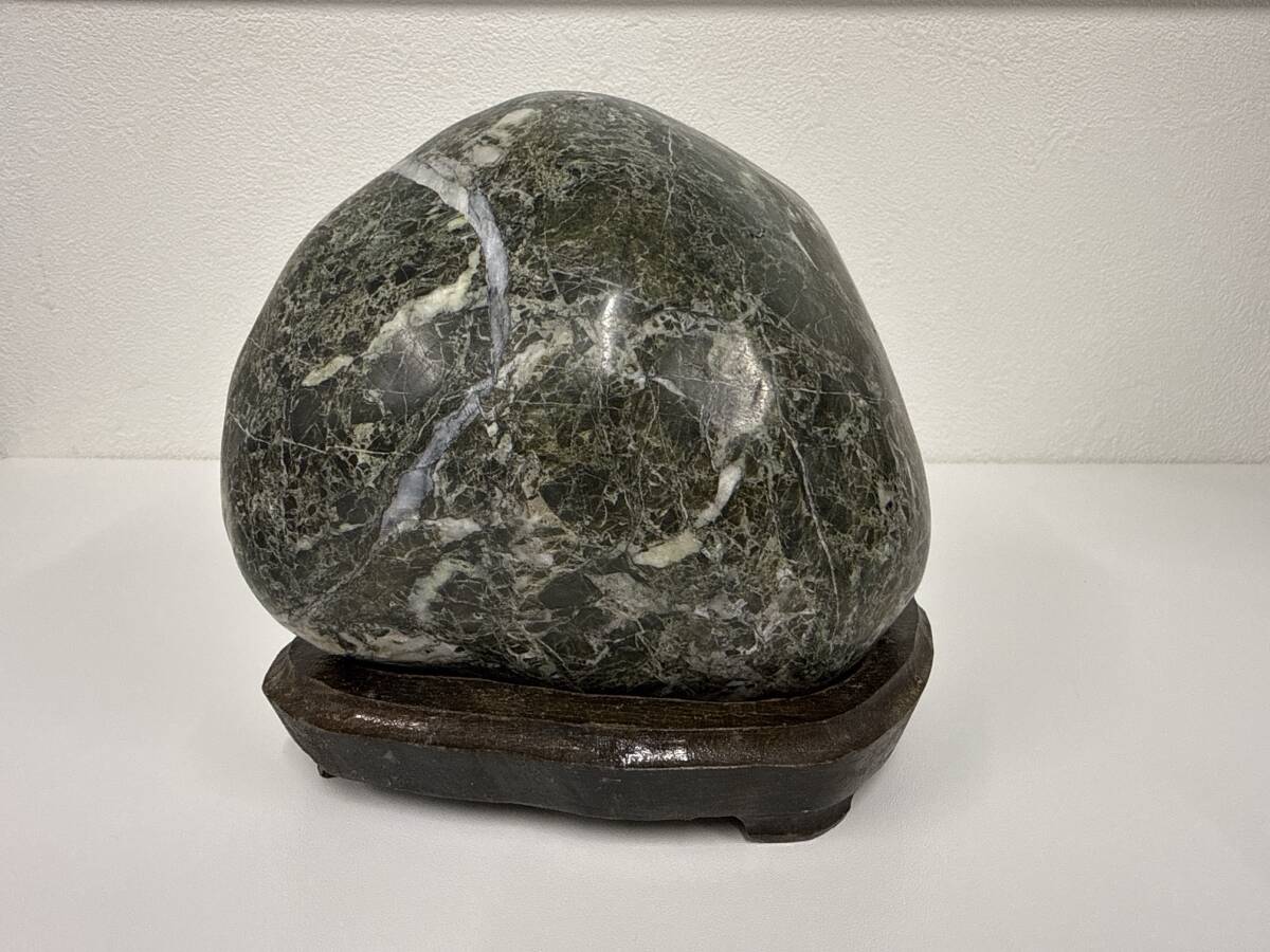 鑑賞石 天然石 台座付き 約2377g 飾り石 置物 インテリア 詳細不明 瑪瑙？ジャスパー？黒緑系 管理IS001