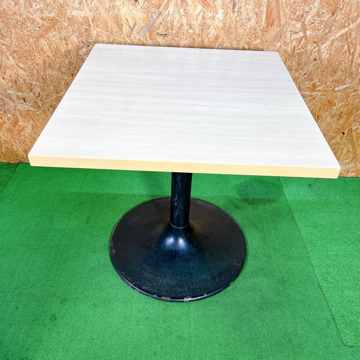 テーブル ダイニングテーブル カフェテーブル 木目調 円盤脚 幅７０cm 奥行き７５cm 高さ６９cm 引取歓迎 中古 現状品