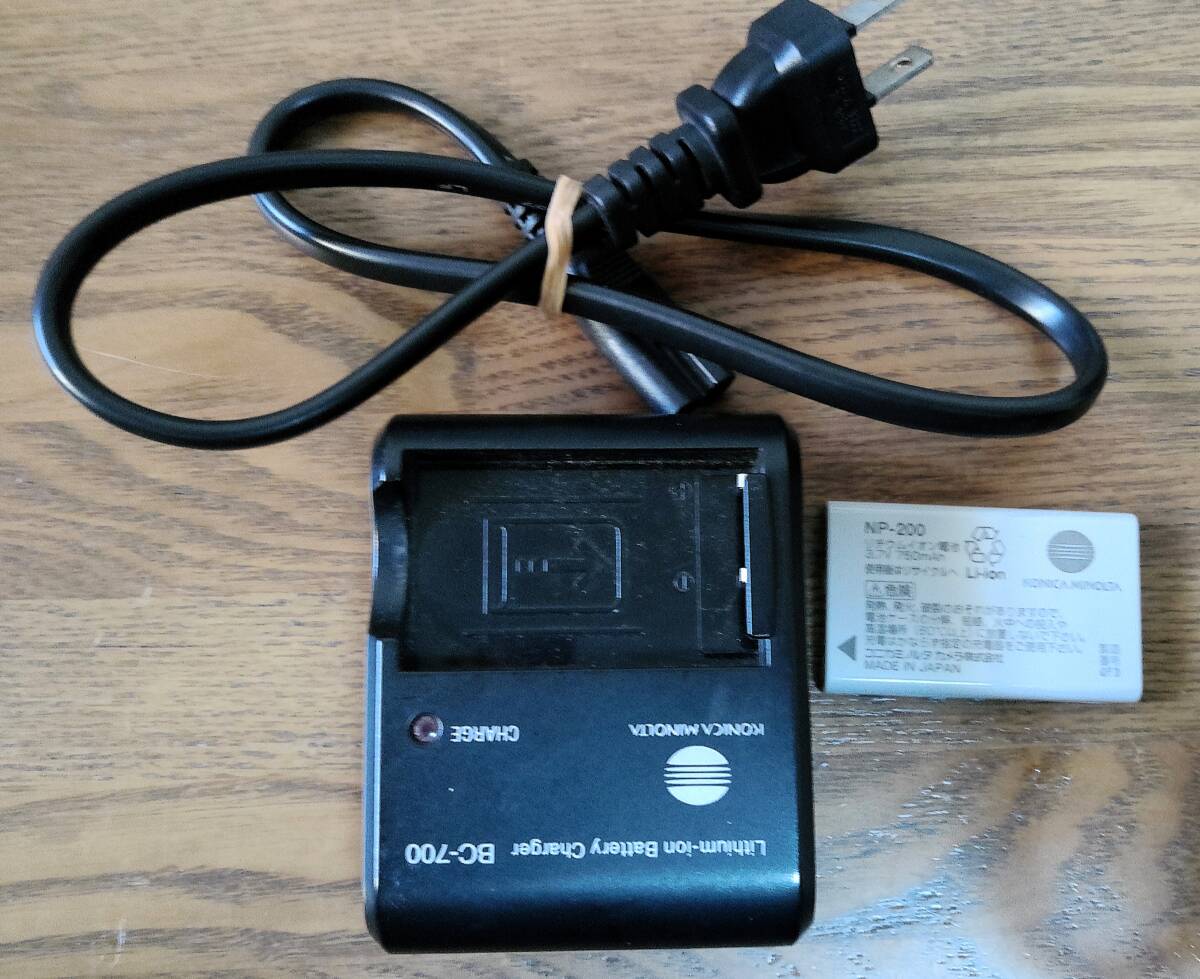コニカミノルタ　BC700　充電器　対応バッテリーNP200 2点セット