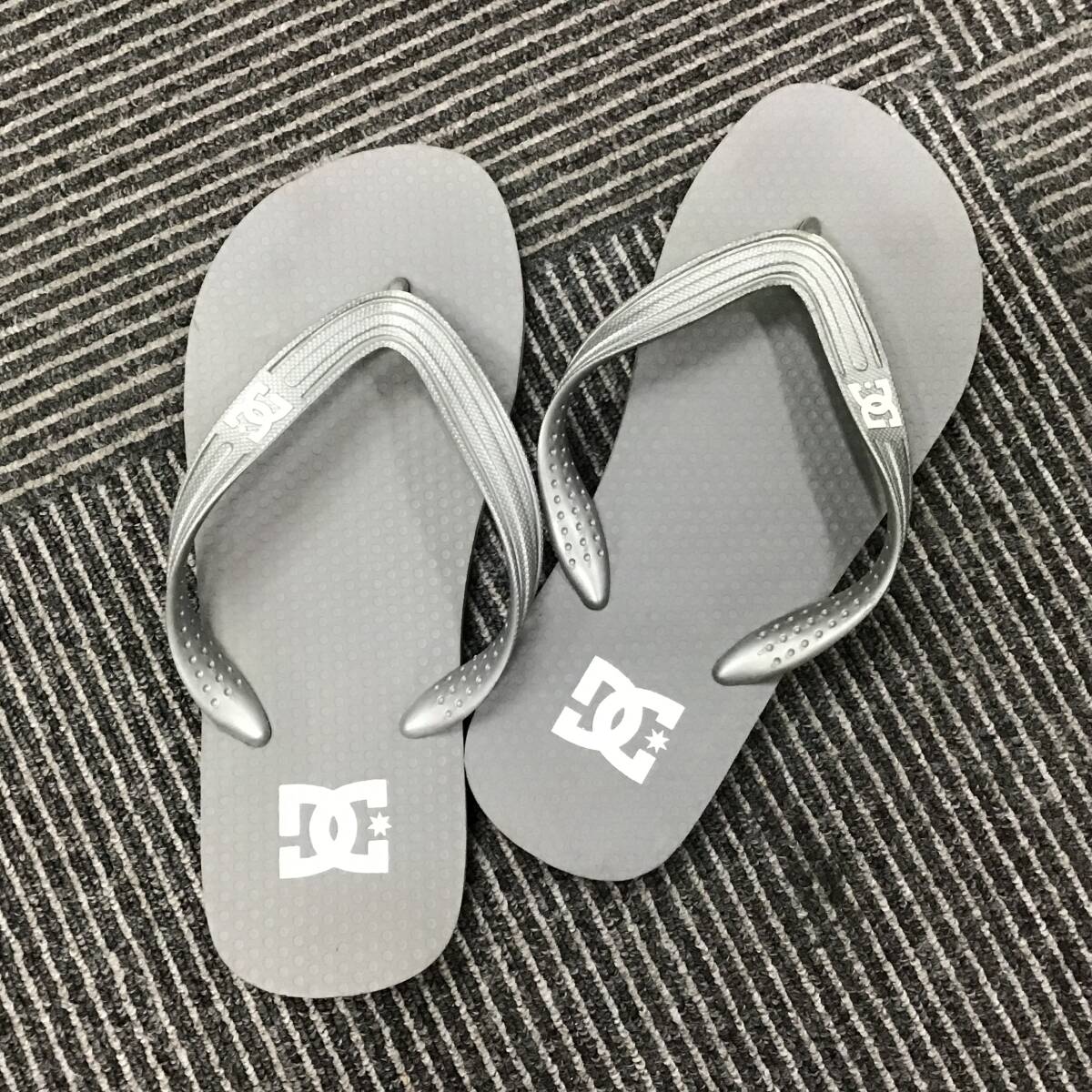 ＃2300 DC SHOES ディーシー シューズ ロゴ ビーチ サンダル M5 W5-6 サイズ約23.0 グレー ファッション小物 海水浴 夏 ファッション小物