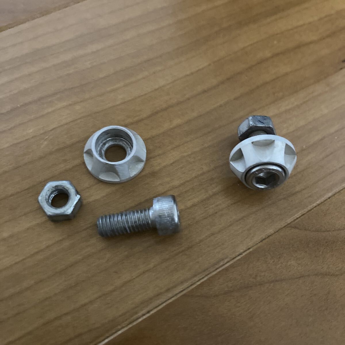 脱色したものです　バイク用品 NASAタイプナンバープレートホルダーセット M6X15ｍｍキャツプボルト付属 2個入り ピンク 500095-32