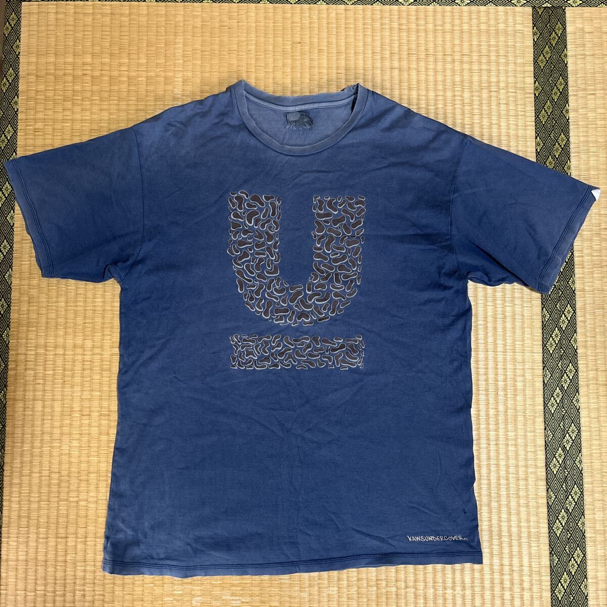 アンダーカバー x KAWS 00ss コラボ 裾ロゴ刺繍入り Uロゴ Tシャツ 紺L レア 初期 UNDERCOVER