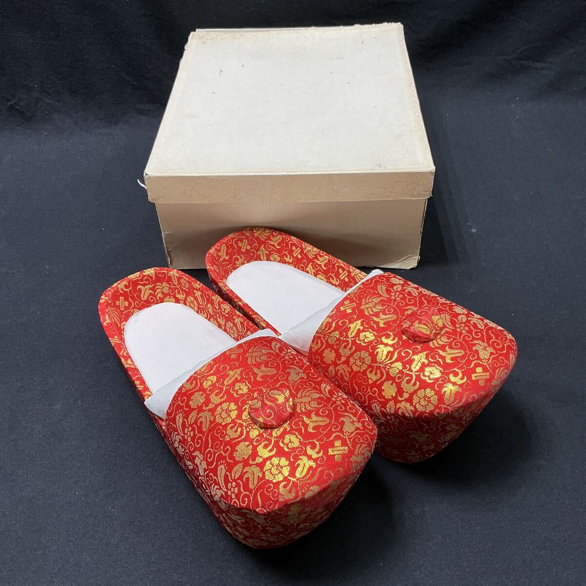 【L8C620】未使用品 神職の靴 朝沓 金襴手 朱色 花紋 金糸 木製 布張 公家 履物 神社 祭礼 仏具 法衣 箱