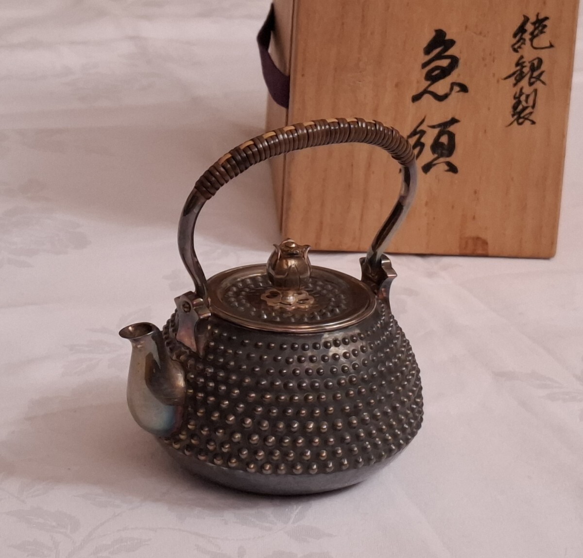 「純銀」刻印 純銀製 急須 蓋裏に「栄月」銘あり 霰(あられ)花蕾形摘 192g 煎茶道具 銀瓶 茶器