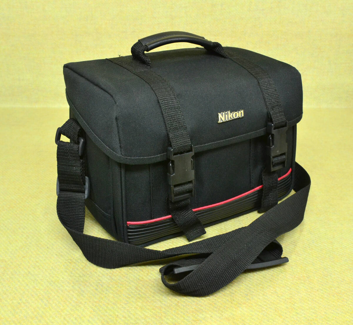 Nikon ニコン カメラバッグ 黒 クッション入り 中型 中古良品
