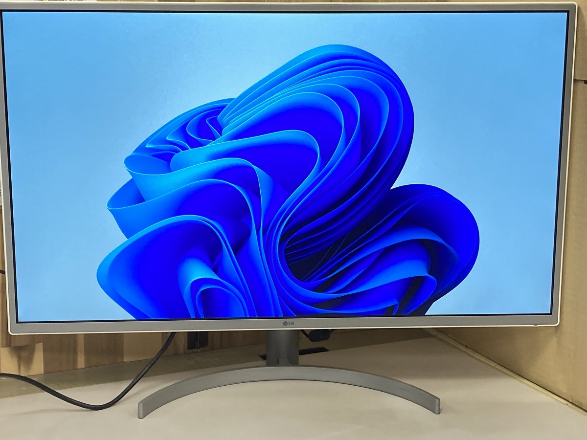 LG 32QK500-W 32インチ液晶モニター 使用時間3,339h WQHD ※背面に日焼けあり ※ACなし LG-A