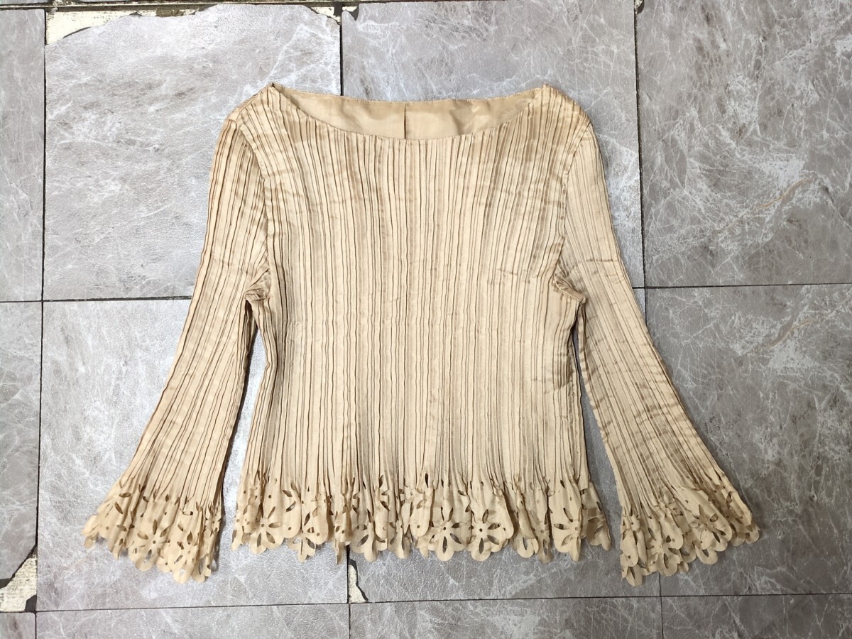 12. Yukiko Hanai プリーツ生地 レース調カットワーク フラワーデザイン 長袖 シャツ ブラウス カットソー 花井 レディース10 ベージュ 702