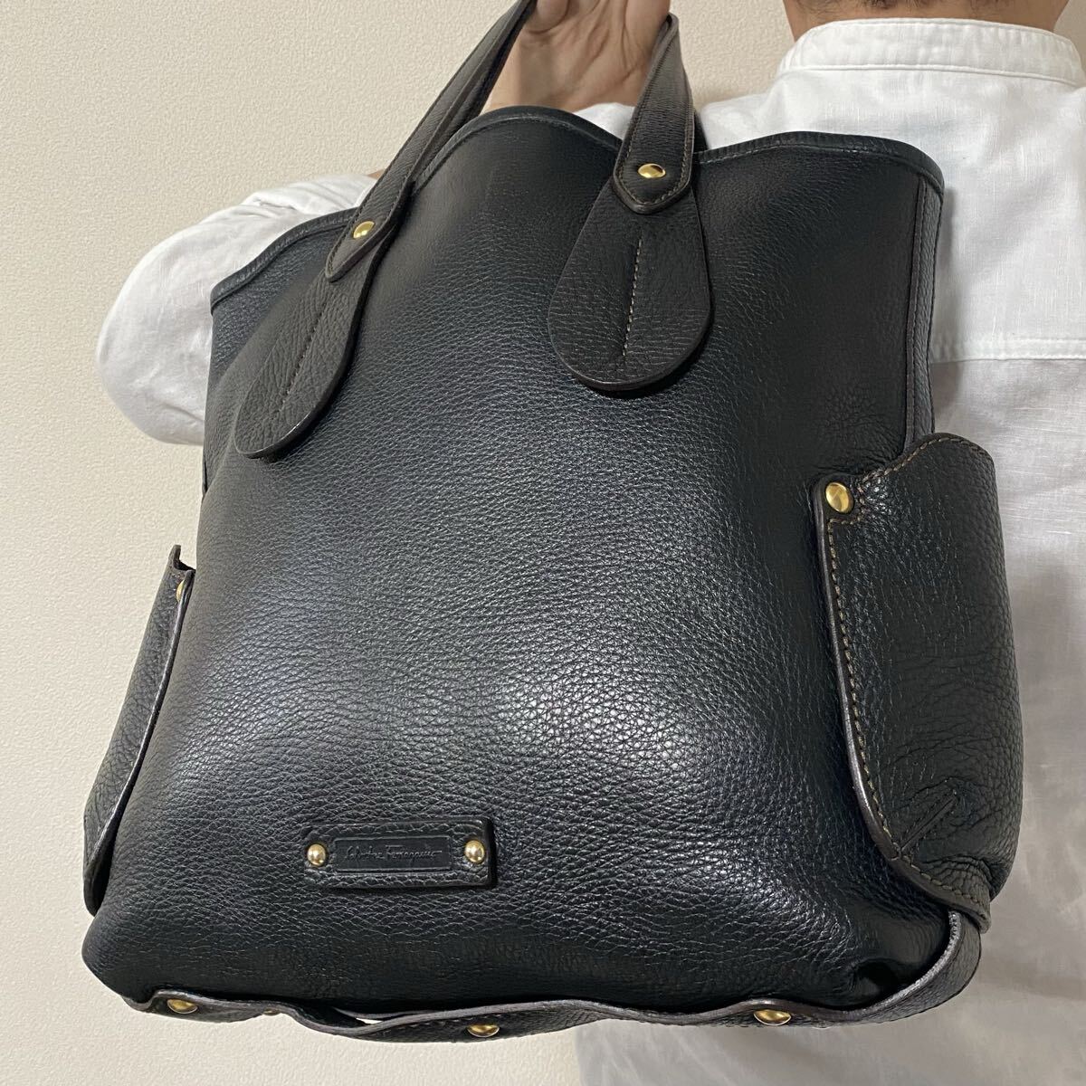 極美品/A4収納●フェラガモ Salvatore Ferragamo メンズ トートバッグ ビジネス スタッズ ロゴプレート シボ革 レザー ブラック 入手困難◎