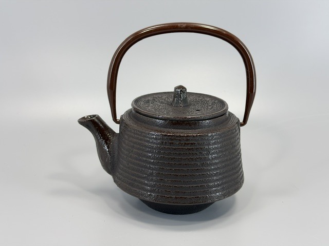 南部三鷹堂 南部鐵 急須鉄瓶 利休型 大きさ(約)直径11cm×高さ15cm(持ち手含む) ホーロー加工 茶こし付き 未使用保管品