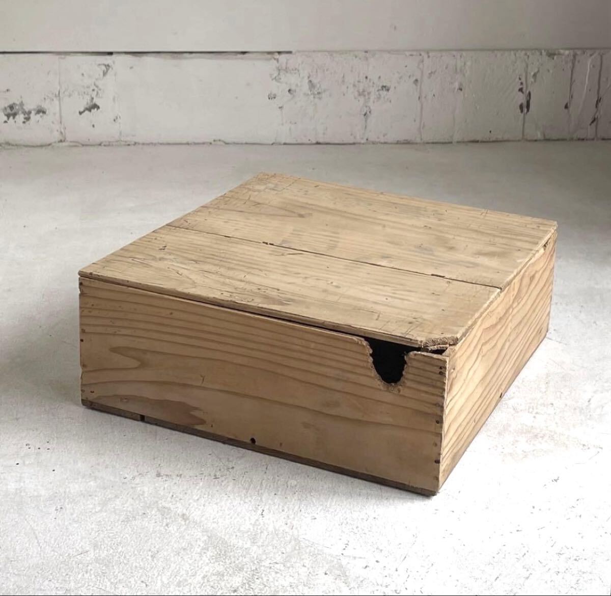 古い蓋つき木箱　収納箱　レトロ　古道具　アンティーク 収納箱 道具箱