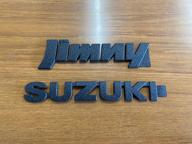 ジムニーJB64エンブレム２点セット 「スズキ」「ジムニー」エンブレム 本物ラプターライナー塗装　ガレージメカニック製