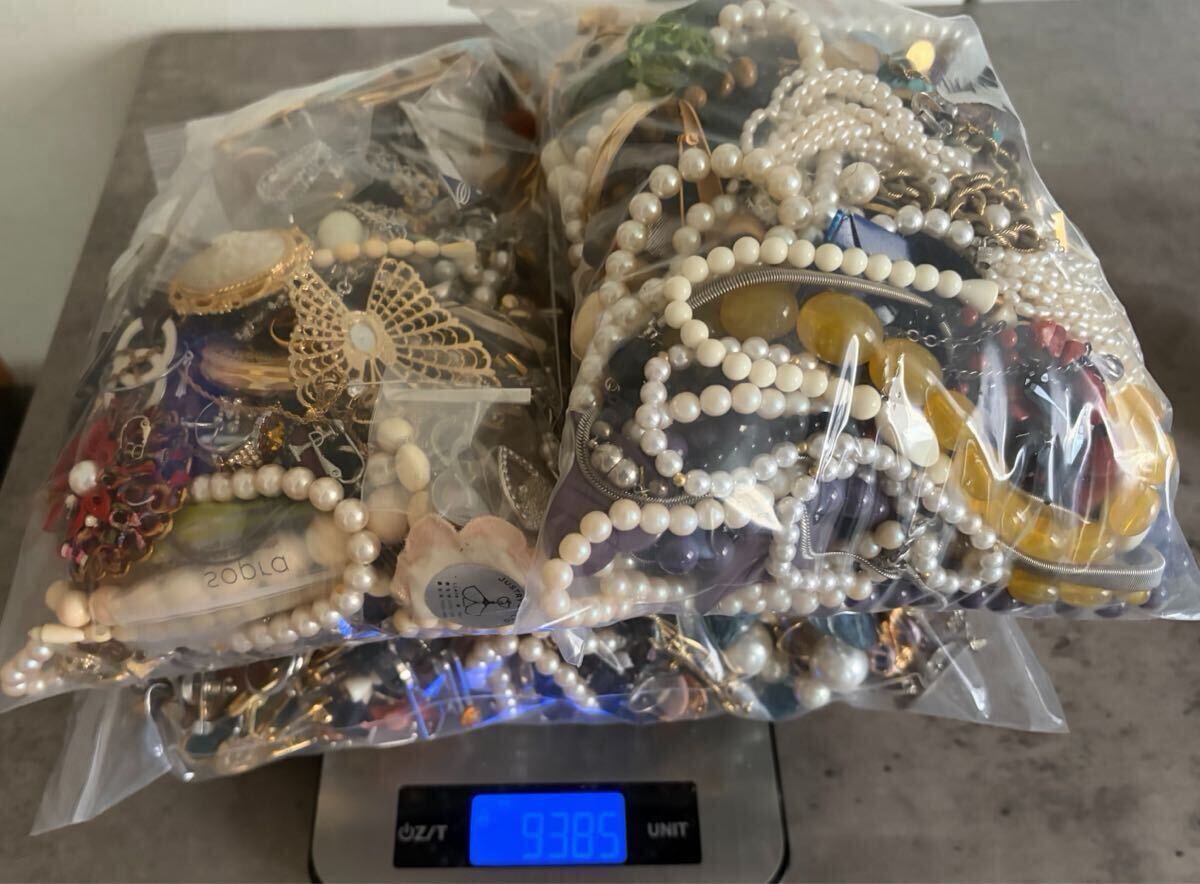 イミテーションアクセサリー　大量　まとめ 約9kg 真珠　ネックレス イヤリング ブローチ ピアス カフス リング 