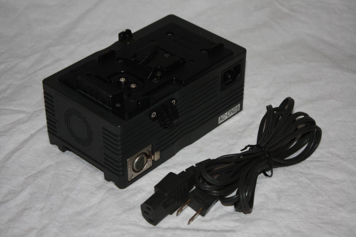 SONY　AC-DN2B　カメラ直付ACアダプター兼バッテリーチャージャー （検索：SONY、PXW-、PMW-、HDR-、HXR-、DSR-、HVR-、BC-L50）