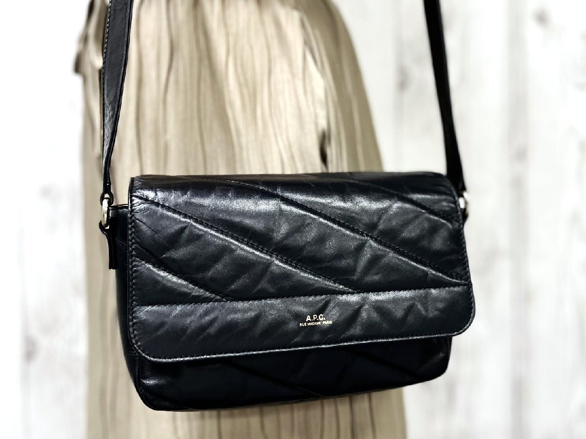 極美品 APC アーペーセー ショルダーバッグ バッグ レザー 黒 100399