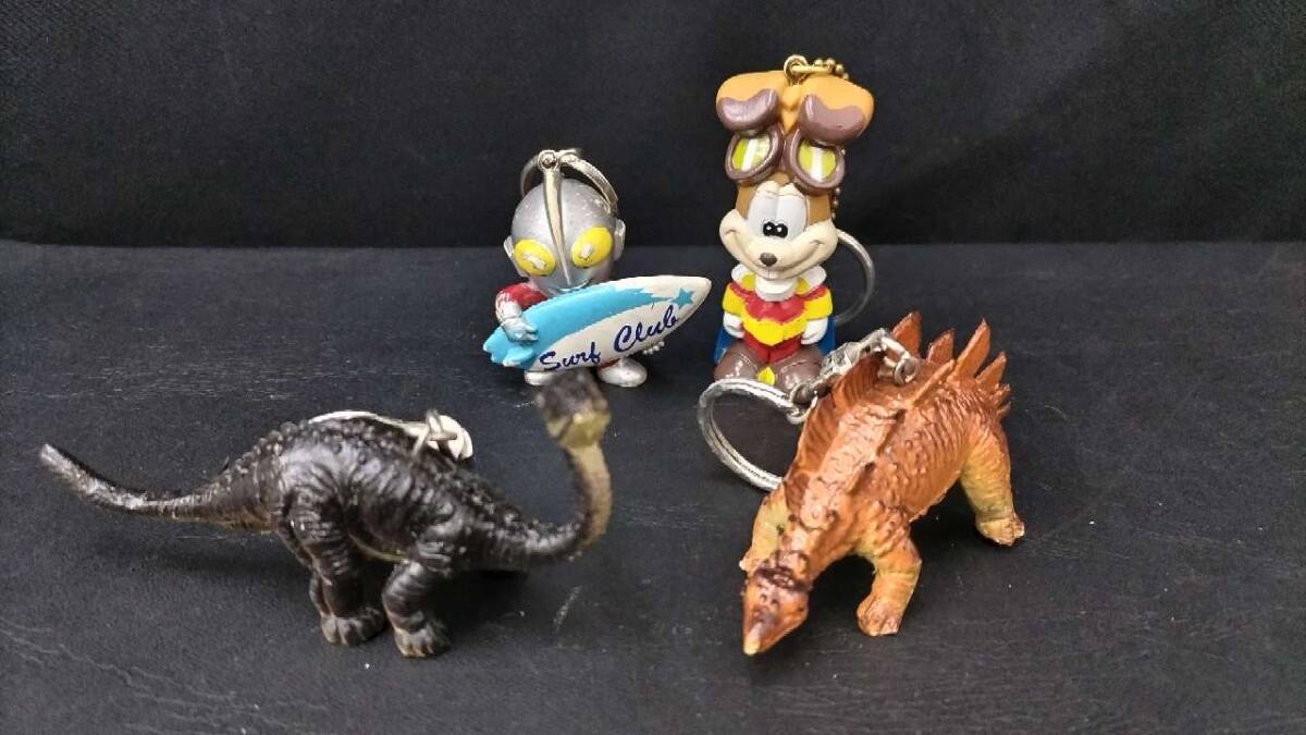 ミニフィギュア キーリング付き×4点・ウルトラマン・恐竜 アパトサウルス・恐竜 ステゴサウルス・スペースワールド ラッキーラビット