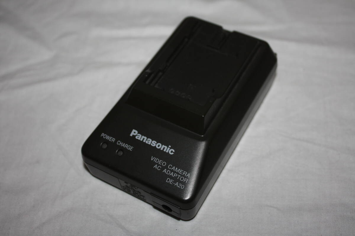 送料無料！　Panasonic 純正品　DE-A20　バッテリーチャージャー（検索：ビデオカメラ/VW-VBD55/AG-3DA1/ DE-811G）