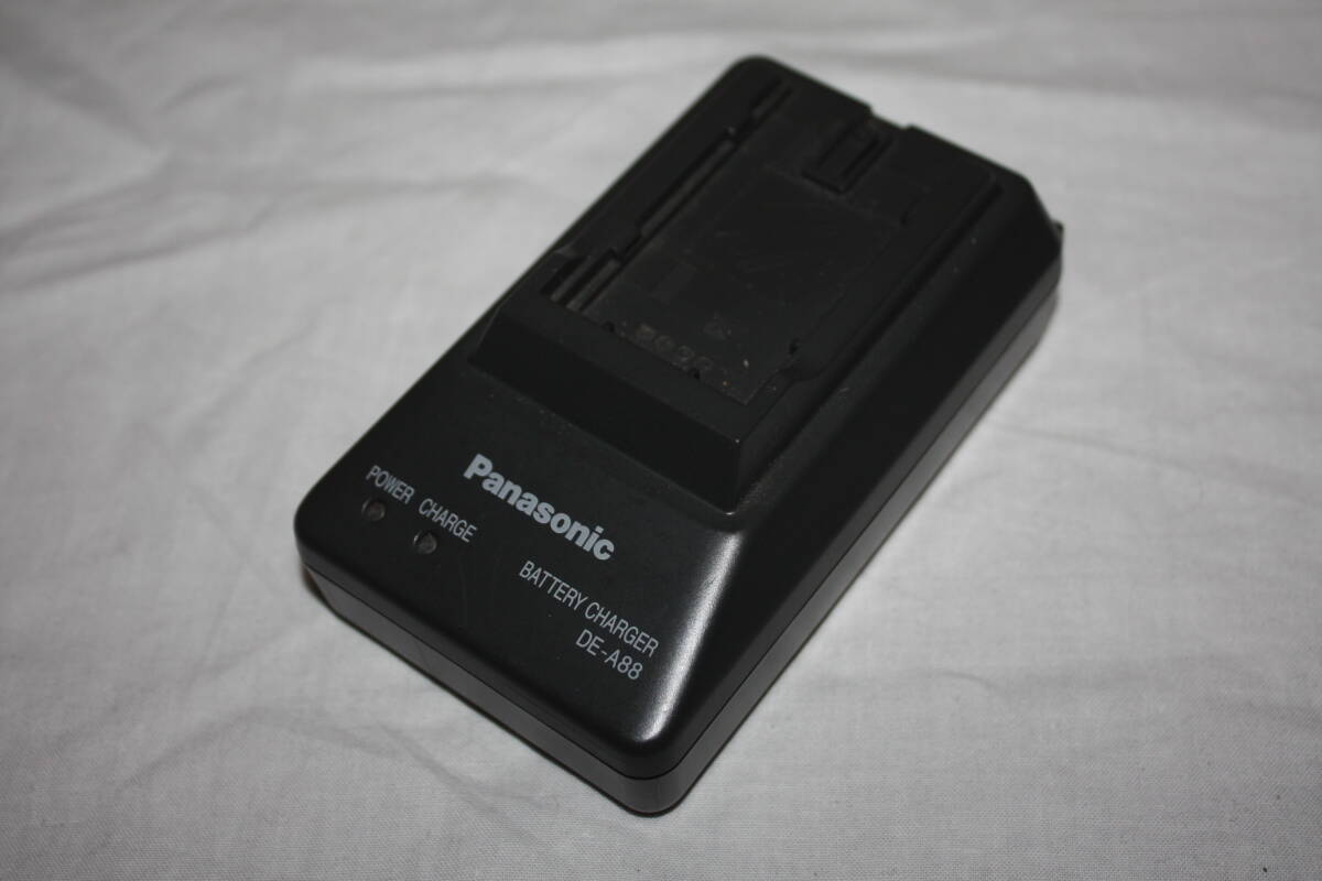 送料無料！　Panasonic 純正品　DE-A88A　バッテリーチャージャー（検索：ビデオカメラ/AJ-PX270/AG-AC90A）