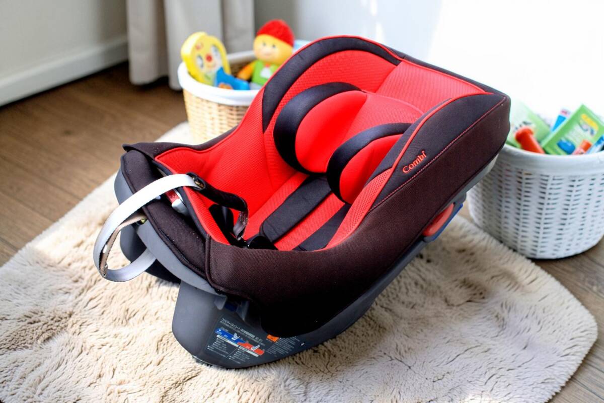 お子様とのお出かけが、もっともっと楽しくなる一台。 この機会に、コンビ ミニマグランデEG UB レッドルースターで、安心・快適なドライブ