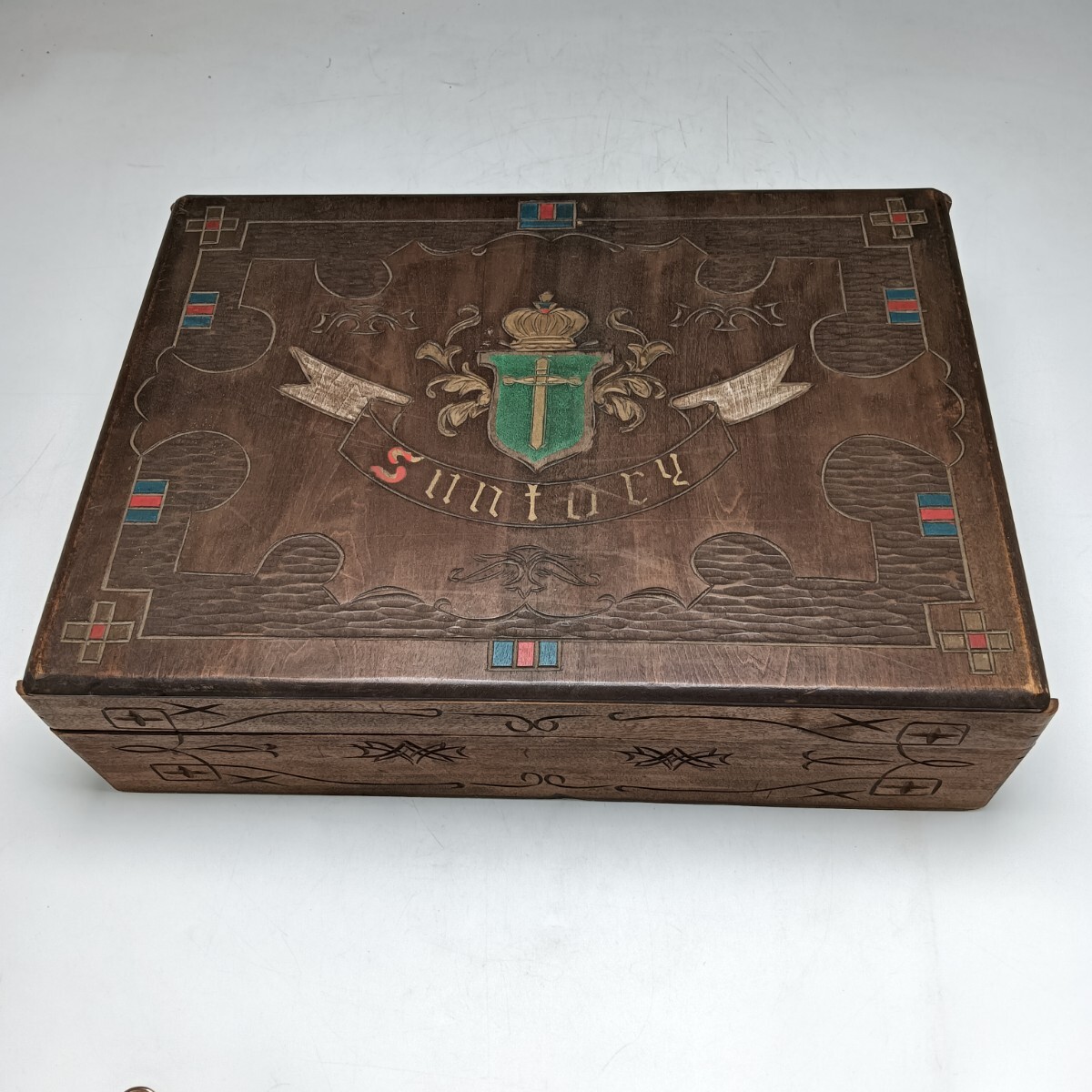 【A4977】Suntory 木箱のみ BOX 皇冠/盾彫刻 置物 シガレットケース 小物入れ 古美術品 骨董品 サイズ約36x26x10cm 重約1068g