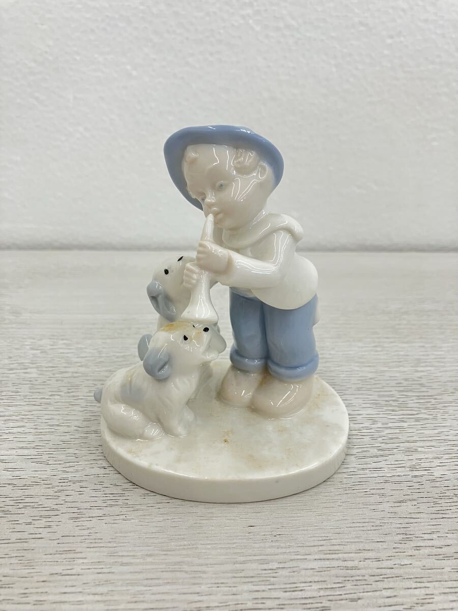 坂2605-639 陶器 フィギュリン 少年 笛 子犬 置物 陶器人形 オブジェ 人形 ブルー ホワイト インテリア (ニ)