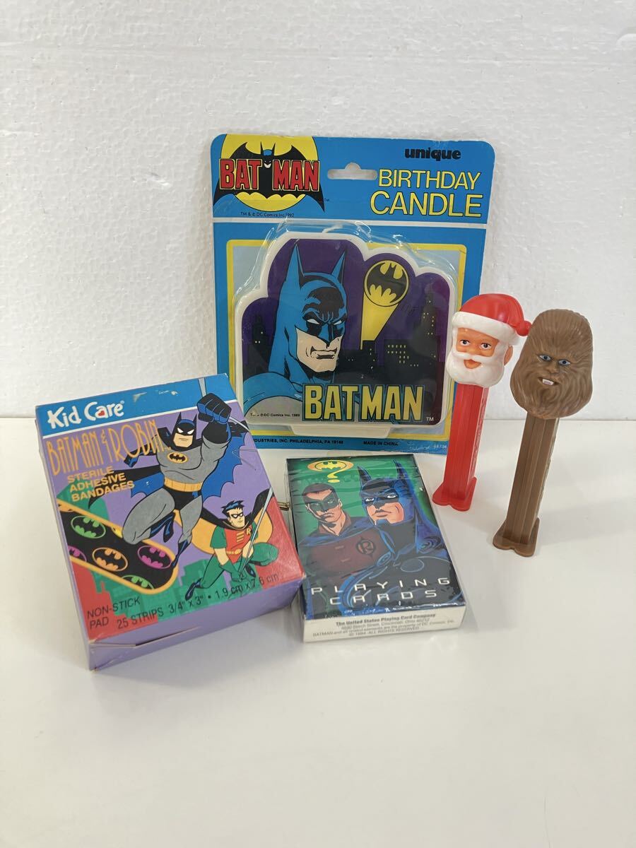 今2605-970 BATMAN バットマン アメコミ Kid Care 絆創膏 バットマン フォーエヴァー　トランプ PEZ ペッツ キャンドル 未開封あり (ニ)