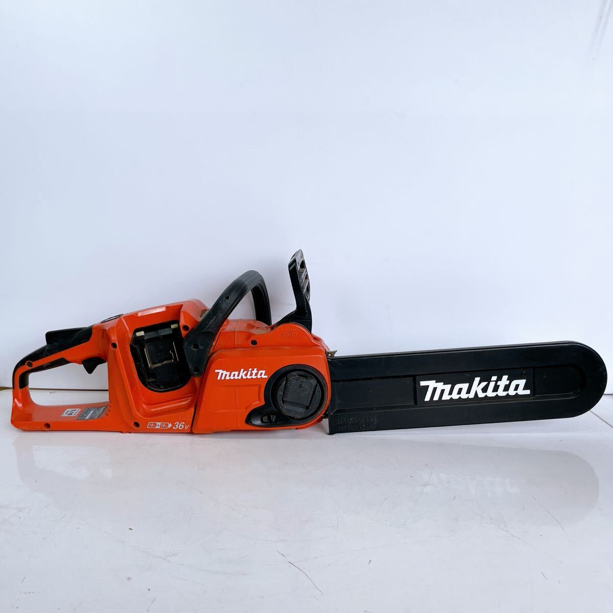 701(中古) makita 350mm 充電式チェンソー MUC353D 25AP-76E チェーンソー マキタ 通電確認済み 現状品