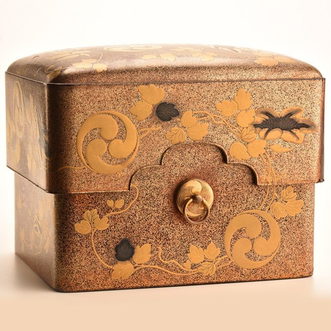 【琴》送料無料 時代漆器 総梨地 花唐草蒔絵巴紋手箱 UG137