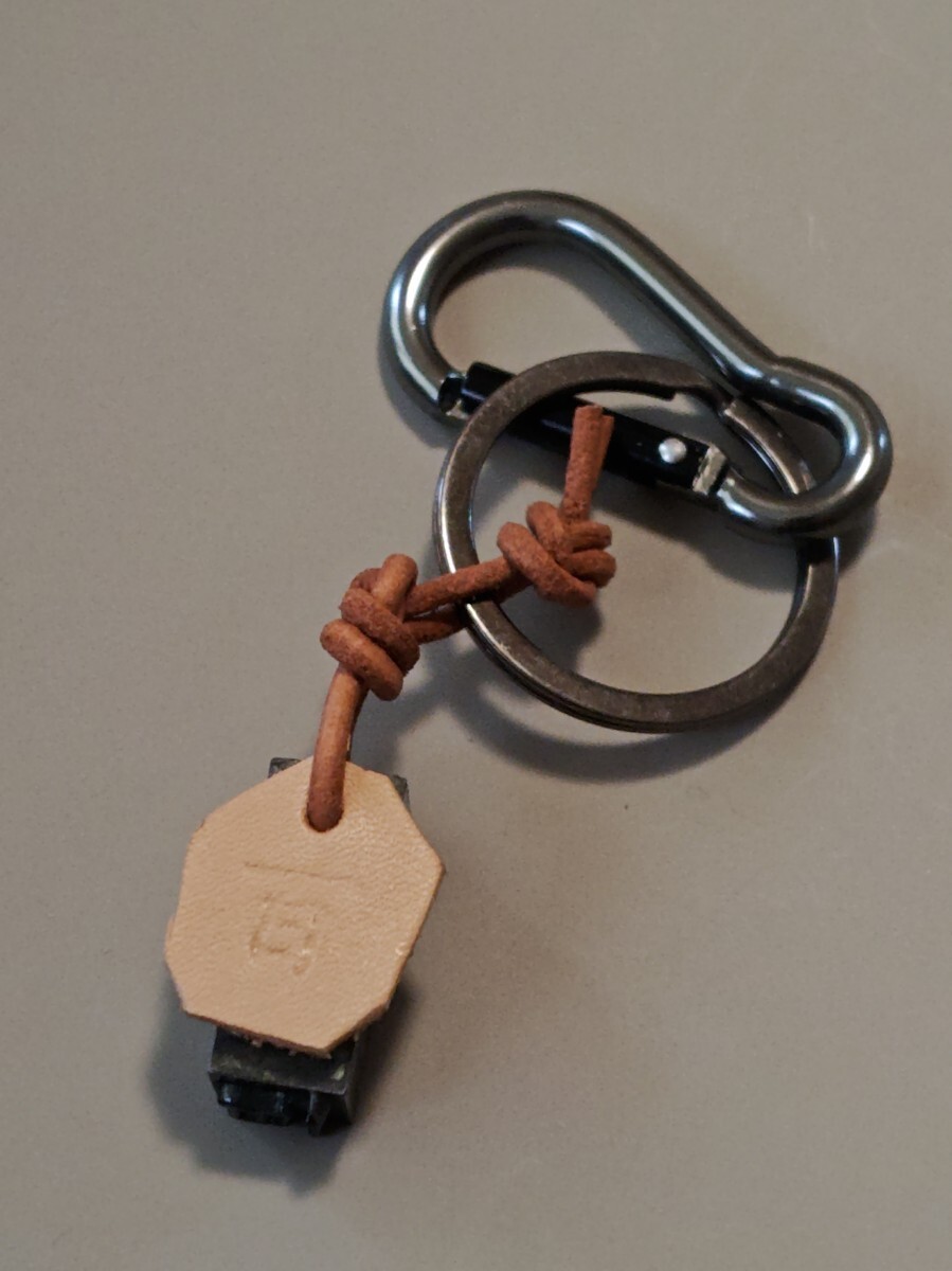 漢字[百] ひゃく もも メタルスタンプ 刻印 活版印刷 活字 カラビナ キーホルダー キーリング 昭和期 アンティーク レトロ 希少 プレゼント