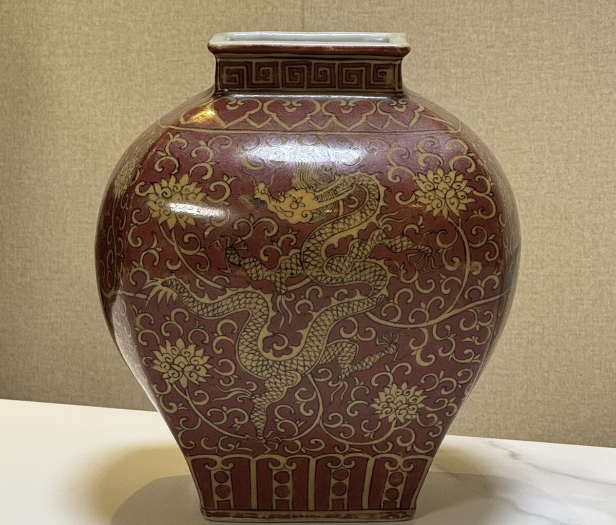 【萬藏】中国古美術 明時代 赤地 龍紋 壺 罐 陶磁器 骨董 古玩 時代物 中国美術 古美術 骨董品 唐物 当時物 口径10cm 高さ23.5cm h18