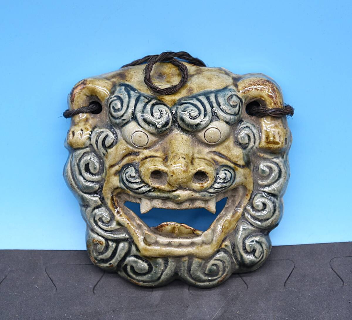 QY5-134　陶器製 シーサー 獅子 お面 壁掛け オブジェ 飾り物 インテリア 沖縄 魔除け 装飾 伝統工芸 13×13 現状品