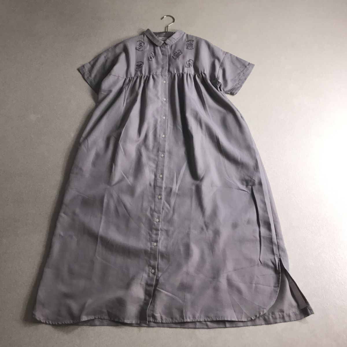 ☆ 新品　sun valley ナチュラン取扱い　刺繍デザイン　ワンピース　横幅ゆったり　体型カバー