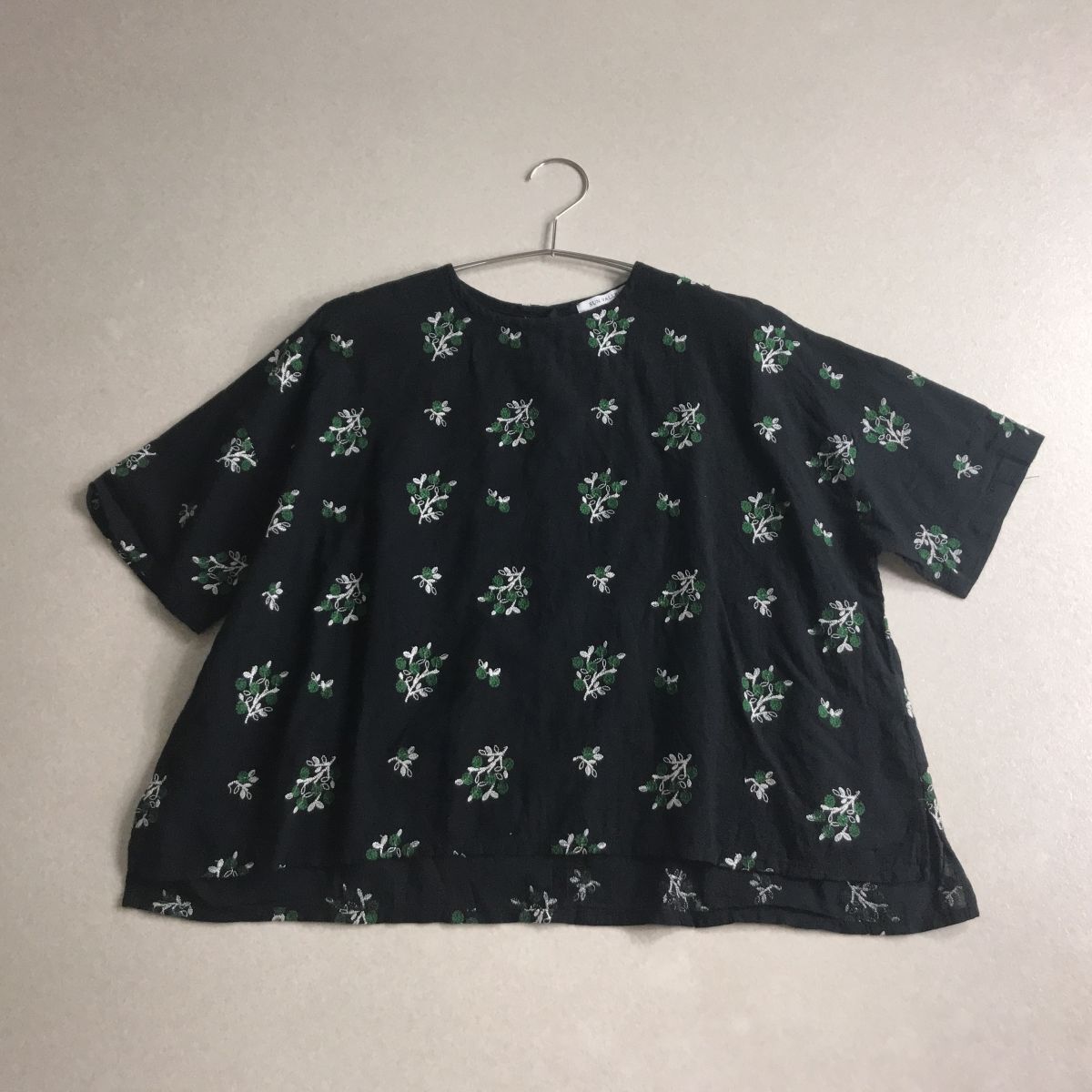 ☆ sun valley サンバレー　花柄刺繍　ブラウス　横幅ゆったり　体型カバー