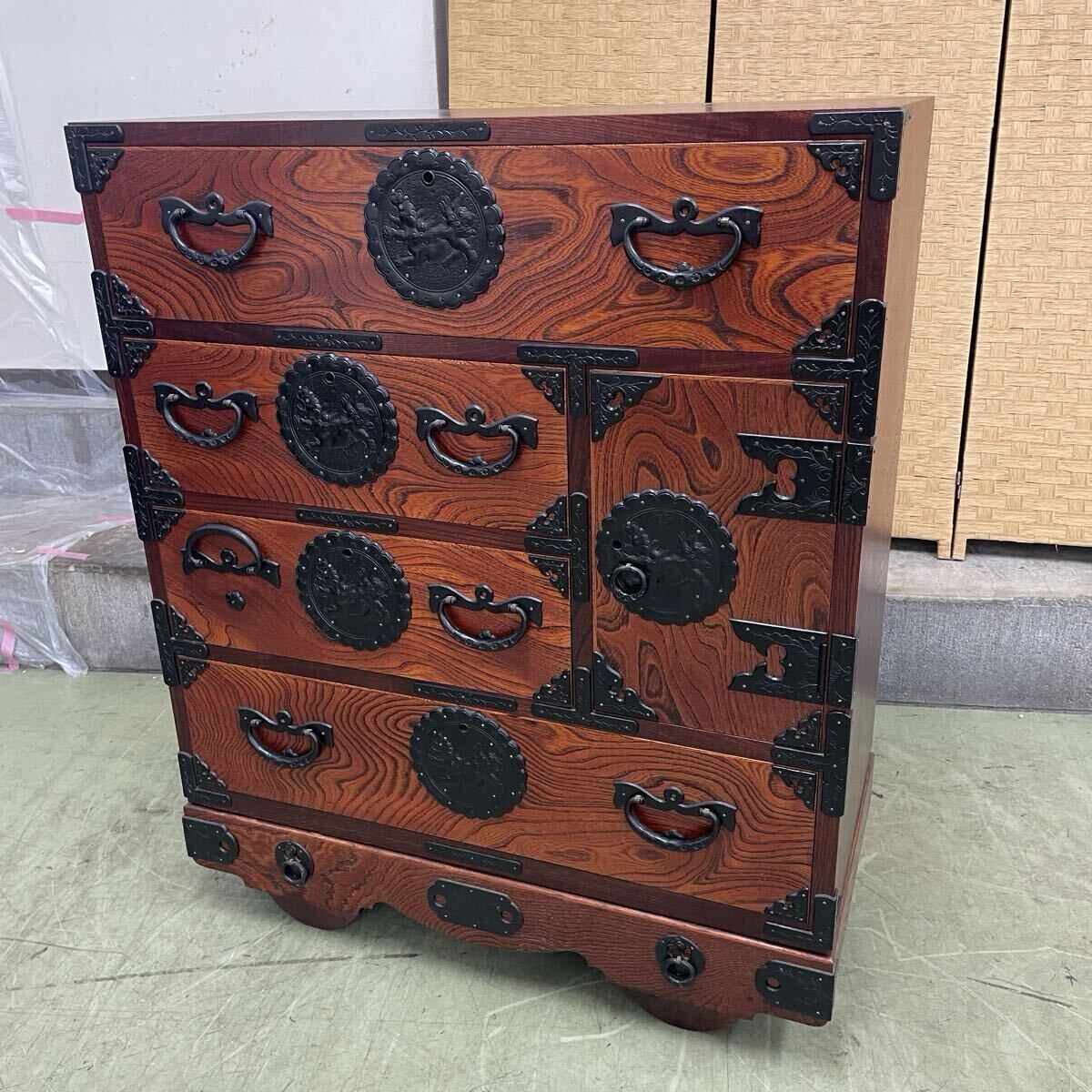 ● 岩谷堂箪笥 伝統工芸 車箪笥 欅材 漆塗装 南部鉄器 チェスト 和タンス 4段引き出し アンティーク ヴィンテージ 収納家具 鍵付属