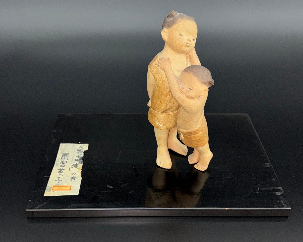 【江】人形作家 雨宮英子 彩色木彫『土用波』台座付 高さ26.5cm 古美術品(置物オブジェインテリア)BXZ1955 CLTksia ATDBnzxj