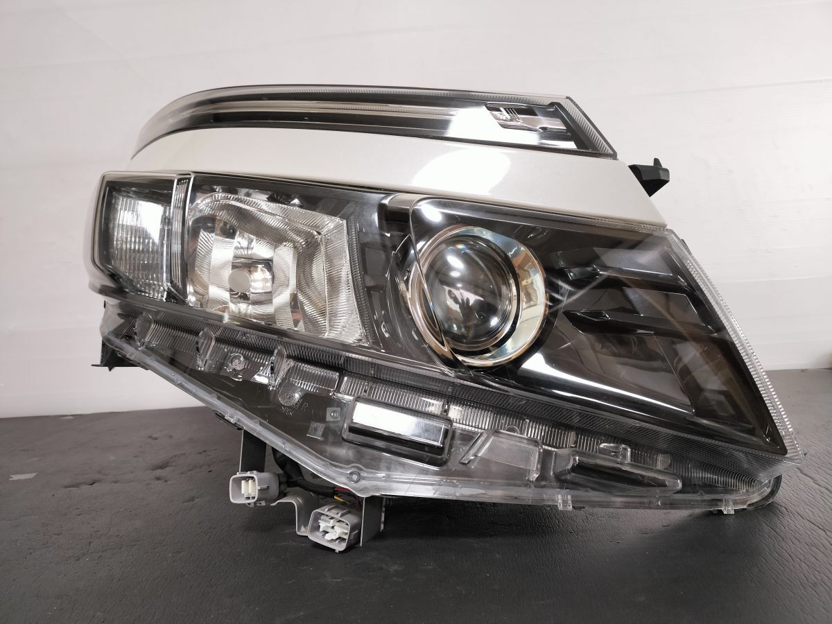 （美品/点灯ok）ヴォクシー 80 前期 純正 LED ヘッドライト 右 運転席側 81110-28D21 CHIKOH 28-229 刻印→L 　管261070