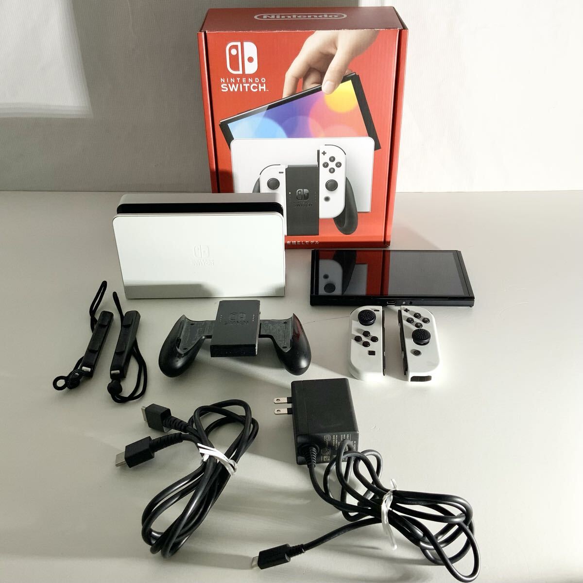 【初期化済み】Nintendo 任天堂 ニンテンドースイッチ 有機ELモデル HEG-001 Joy-Con ホワイト 家庭用ゲーム機 箱付き 中古品