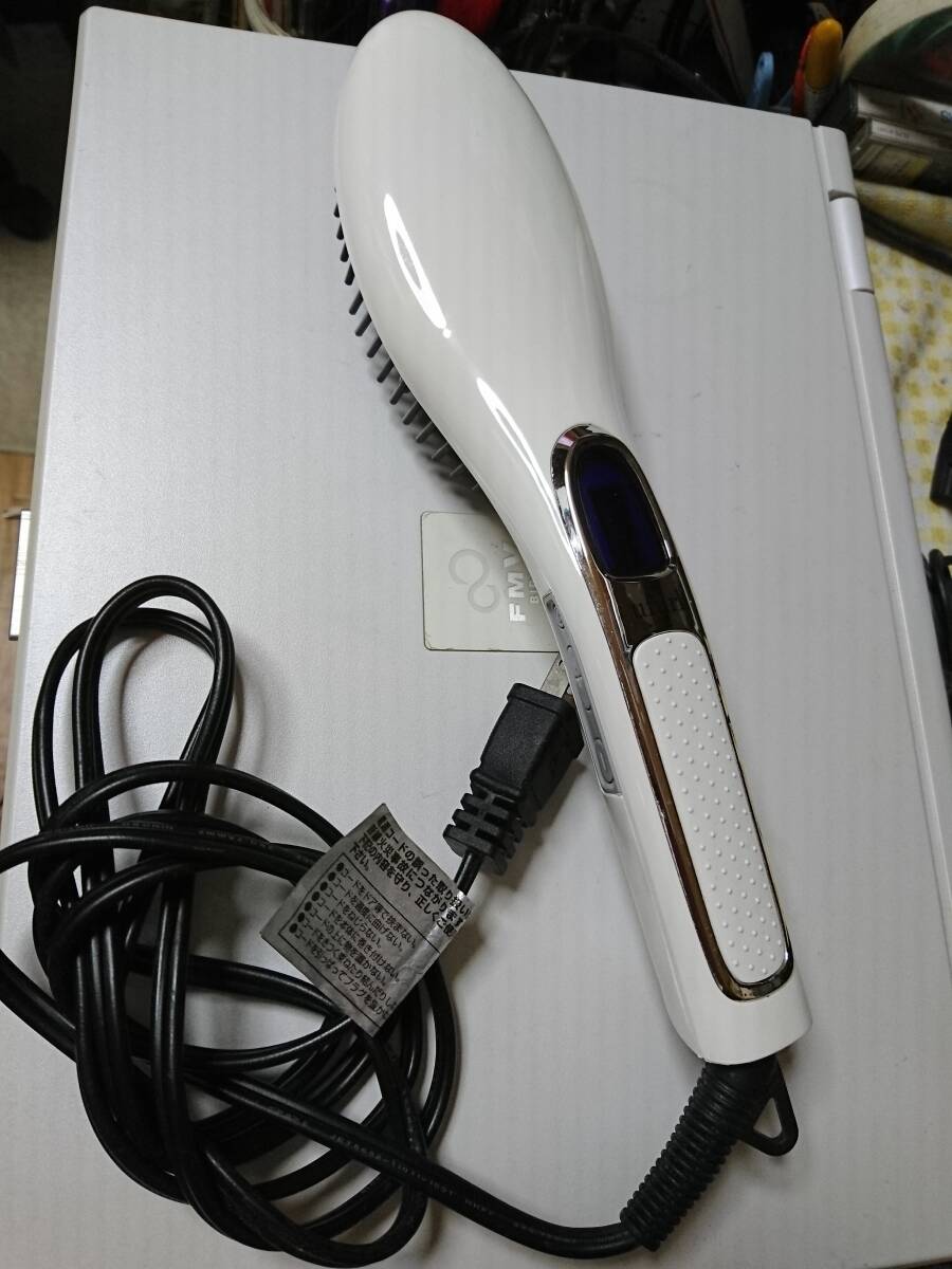 ufurl　スーパーストレート　アイロン ブラシ　MEBL-85 WH　㈱マクロス くし 美容　美品　ホワイト　レディース　ロングヘアー　ヘアケア 