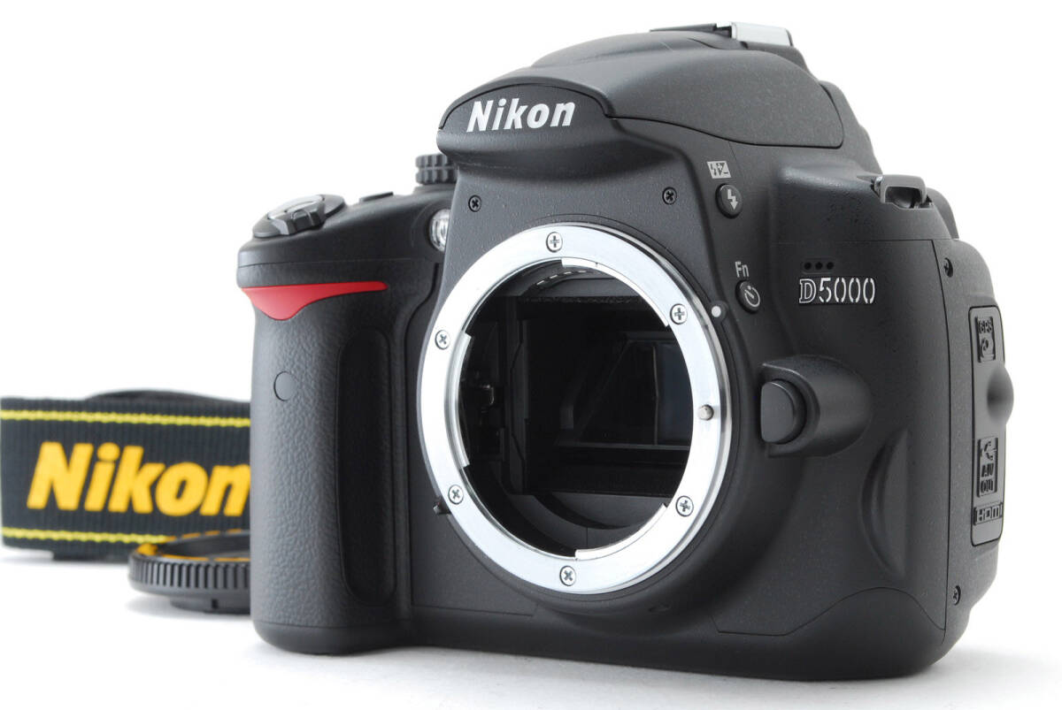 #374【美品】ニコン D5000 ブラックボディ 12.5メガピクセル デジタル一眼レフカメラ 1394ショット ストラップ付き