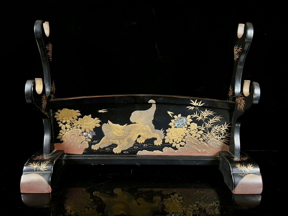 刀剣美術 金蒔絵 螺鈿細工 獅子牡丹図 刀掛 45.5cm 時代物 細密細工 木製 漆塗 高級刀掛 武具骨董[麌]
