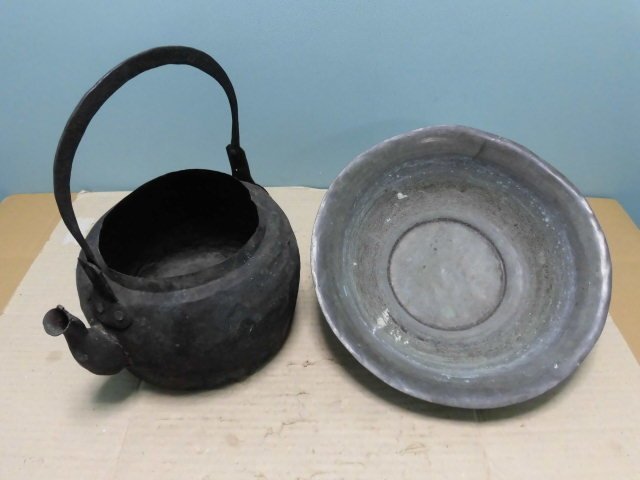 D360／現状品【当時物 銅製品 色々計2点／やかん(穴あき)／洗面器】大正～昭和初期/レトロ/時代/アンティーク/ディスプレイ/古民具