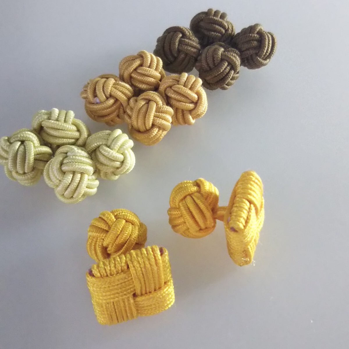 匿名/ゆうパケ（mini）送込【未使用 4組set 四角・黄色系】カフスボタン ロープノット ゴムタイプ カジュアルカフス カフスリンクス 組紐