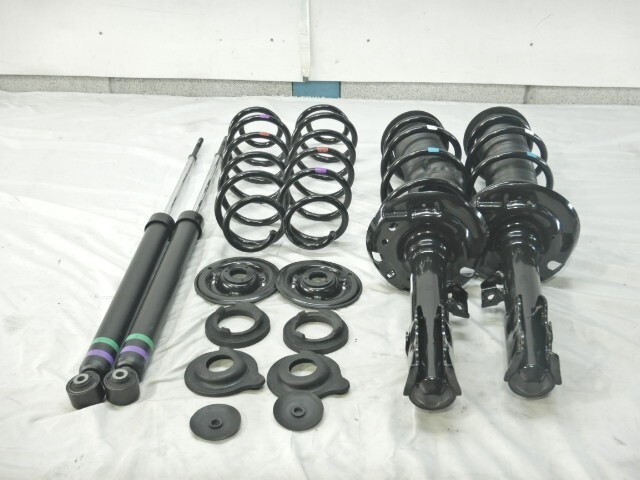 新車外し MXPJ10 ヤリスクロス 後期 ストラット サスペンション ショック 1台分 48510-52W90 58520-52L90 ※10248
