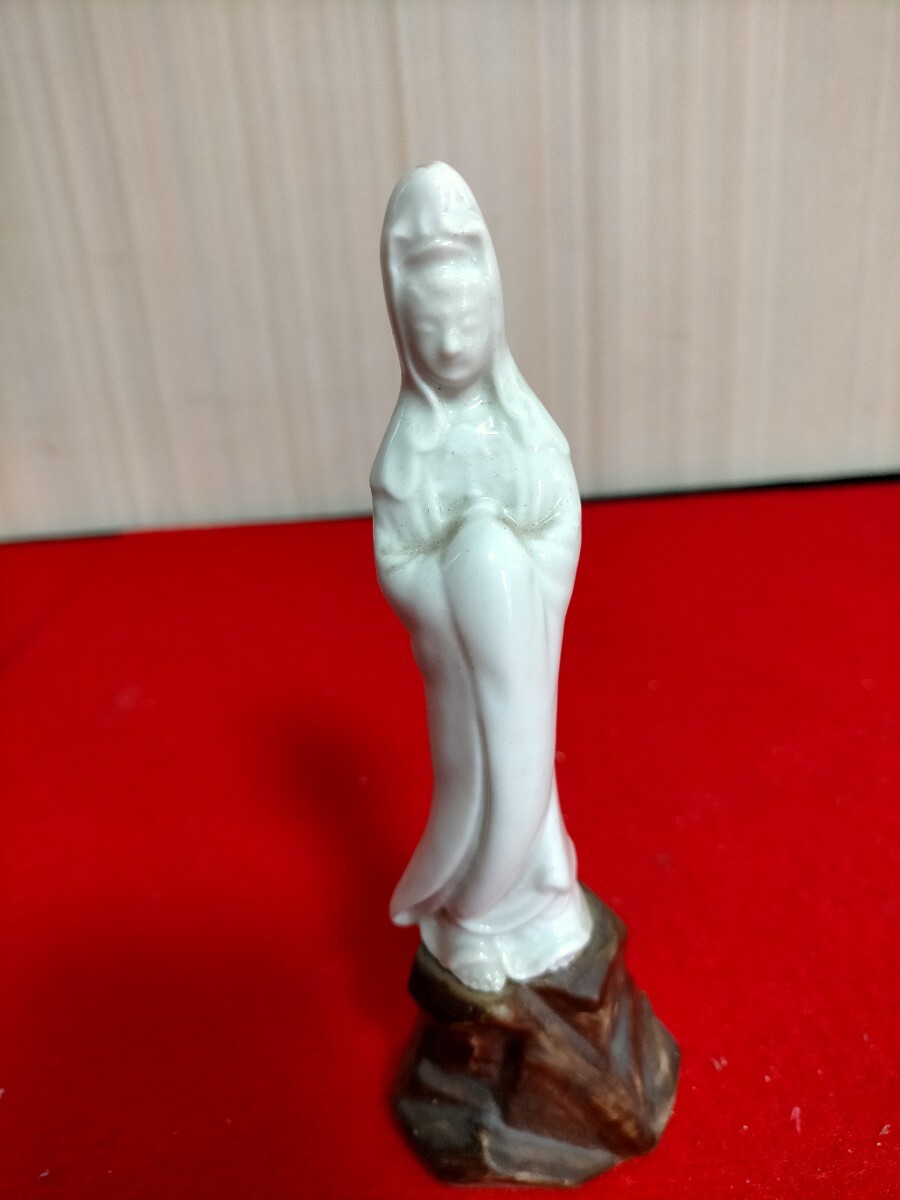 ●白磁観音像　台座　有田焼　高さ5.3cm 白磁 仏教美術 仏像 中国美術 置物 観音菩薩 陶器 観音菩薩像 観音像●N-5