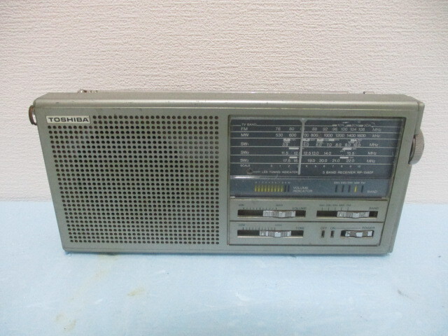TOSHIBA 東芝　RP-1560F ポータブル型ラジオ 昭和レトロ ジャンク g56