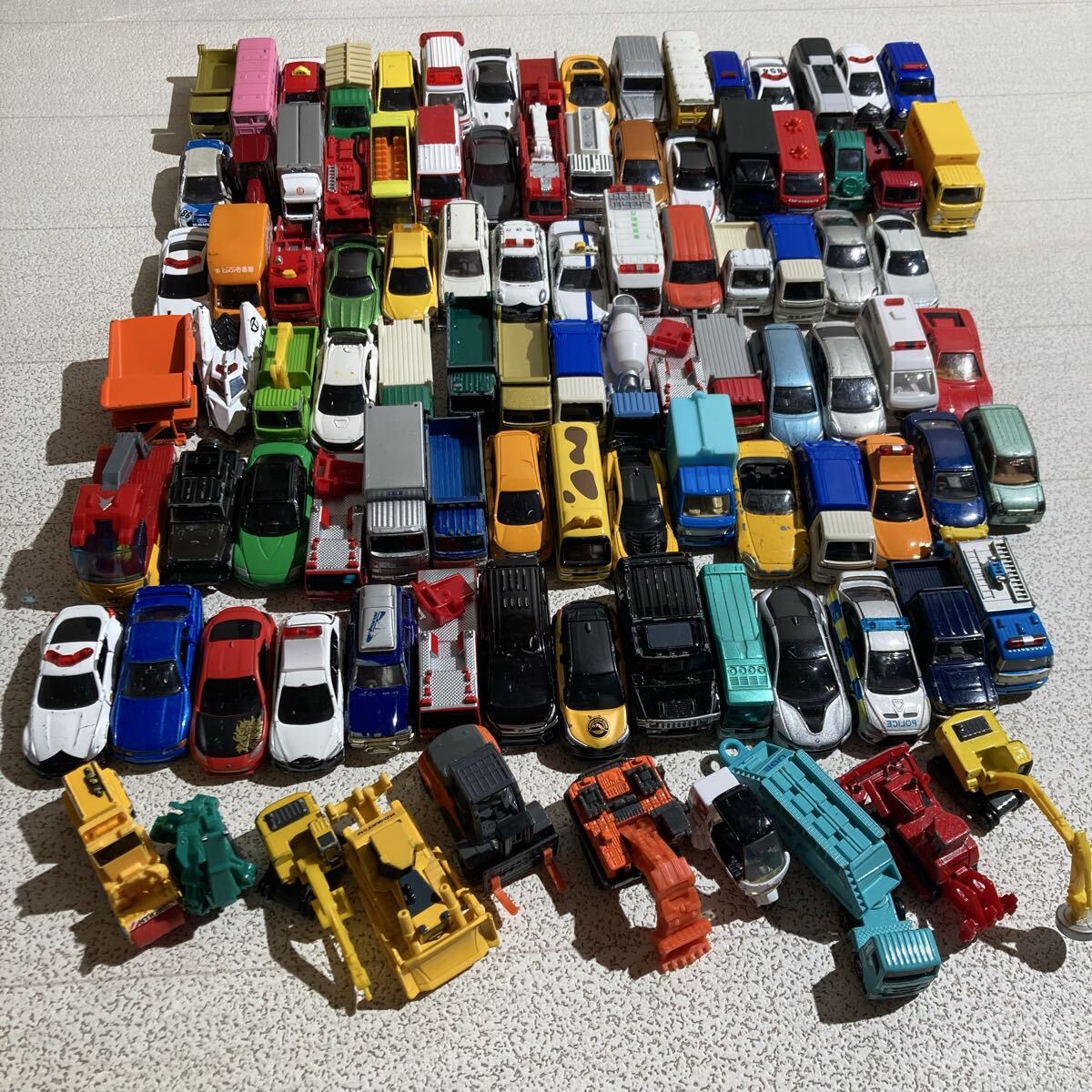 トミカ　ミニカー　まとめ①　約100台　大量　バス　重機　トラック　乗用車　スポーツカー等　0521-05