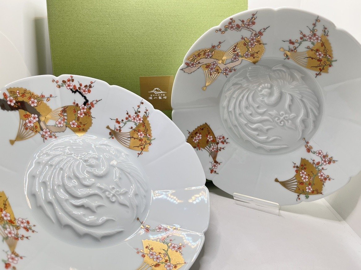 キングラム[05] 有田焼 深川製磁 紅白梅扇面紋 陽刻盛鉢★極美品・化粧箱入 2点おまとめ★定価\22,000 赤絵 金彩 大皿【送料無料】6265