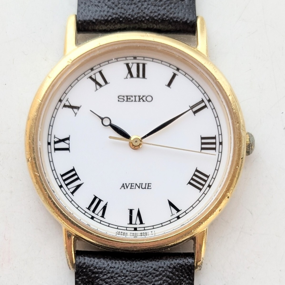 SEIKO AVENUE 7N01-6D30 セイコー アベニュー ゴールド 白文字盤 ローマン文字盤 3針 メンズ腕時計 電池交換済 稼働品