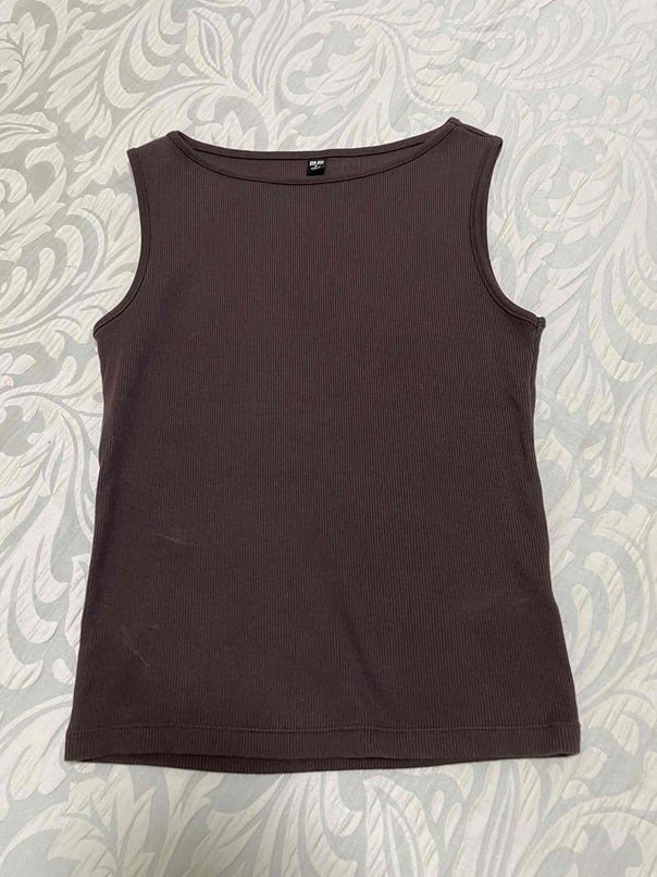 ⑤美品【 UNIQLO ユニクロ 】リブボートネックノースリーブ ダークブラウン M タンクトップ
