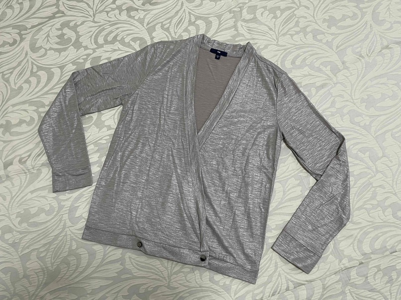 ⑤美品【 GAP ギャップ 】グレー シルバー 光沢 クロス カーディガン XS 日本サイズ S-M 
